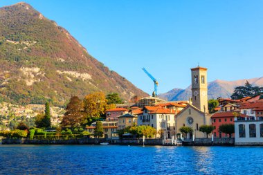 İtalya 'daki Como Gölü' ndeki Torno kasabasının panoramik manzarası