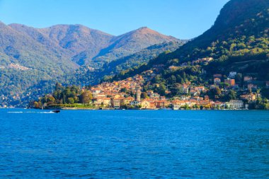 İtalya 'daki Como Gölü' ndeki Torno kasabasının panoramik manzarası