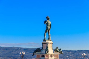 Michelangelo 'nun Davut' unun Floransa, İtalya 'daki Michelangelo Tepesi' ndeki bronz kopyası