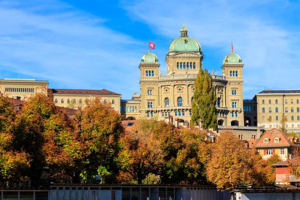 Widok Pałac Federalny Szwajcarii Bernie Jesienią — Zdjęcie stockowe