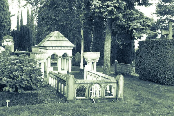 Каменные Кресты Надгробия Кладбище Черно Белый Оттенок — стоковое фото