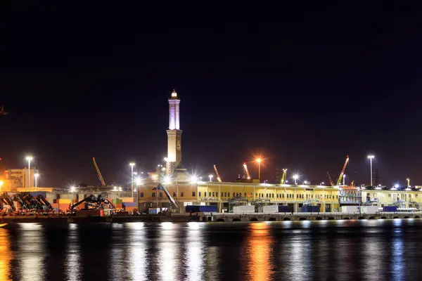 İtalya 'nın Cenova kentinin eski limanındaki Lanterna (deniz feneri) manzarası