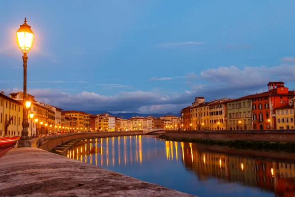 İtalya, Alacakaranlık 'taki eski Pisa ve Arno nehrinin panoramik manzarası. Gece şehir manzarası