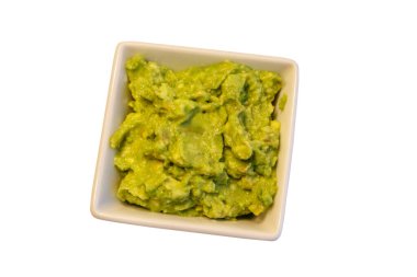 Bir kase guacamole beyaz arka planda izole