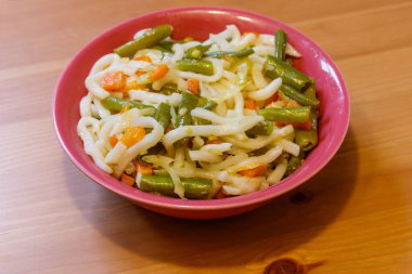 Tahta masada sebzeli Udon eriştesi. Japon mutfağı. Asya yemekleri