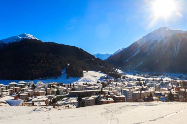 İsviçre 'nin ünlü Davos şehrinin kışın manzarası