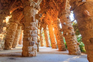 Antoni Gaudi tarafından tasarlanan sütunlar Barcelona, İspanya 'daki Guell parkında