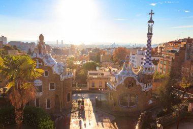İspanya 'nın Barselona şehrinde Antoni Gaudi tarafından tasarlanan Park Guell' deki peri masalı kurabiye evleri