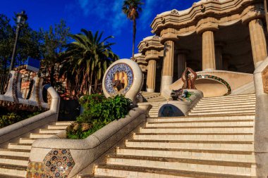 Antoni Gaudi tarafından İspanya 'nın Barselona şehrinde tasarlanan Park Guell' in Girişi