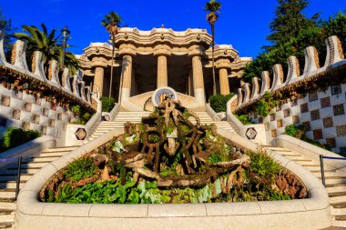 Antoni Gaudi tarafından İspanya 'nın Barselona şehrinde tasarlanan Park Guell' in Girişi