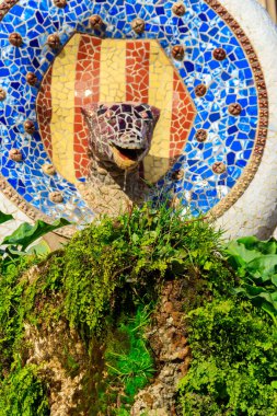 Gaudi 'nin çok renkli mozaik yılanı Park Guell, Barcelona, İspanya