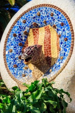 Gaudi 'nin çok renkli mozaik yılanı Park Guell, Barcelona, İspanya