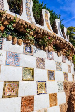 Antoni Gaudi 'nin Barcelona, Katalonya, İspanya' daki Park Guell 'deki Mozaik Duvarı