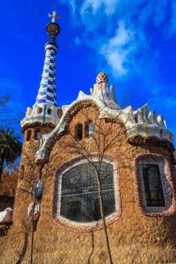 İspanya 'nın Barselona şehrinde Antoni Gaudi tarafından tasarlanan Park Guell' deki peri masalı kurabiye evi.
