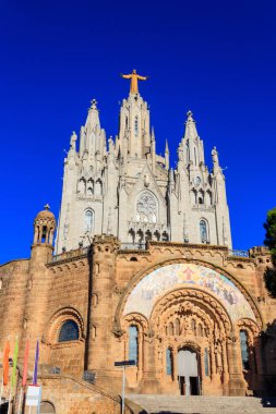 Barselona, Katalonya, İspanya 'daki Tibidabo Dağı zirvesinde İsa' nın Kutsal Kalbi 'nin Expiatory Kilisesi