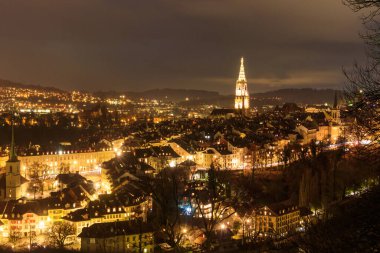 İsviçre 'deki eski Bern şehrinin gece manzarası