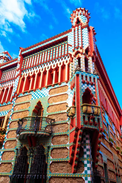 İspanya, Barselona 'daki Casa Vicens cephesi. Antoni Gaudi 'nin ilk başyapıtı. 1883 ve 1885 yılları arasında inşa edilmiş.