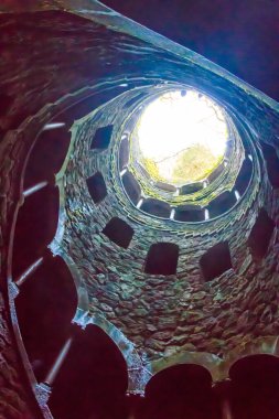 Portekiz, Sintra 'daki Quinta da Regaleira Sarayı' nın parkında Kabul Kuyusu (Ters Kule)