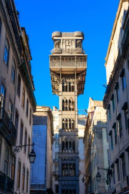 Lizbon, Portekiz 'de Santa Justa asansörü. Üst kattaki manzaralı ünlü ve eğlenceli turistik mekan.