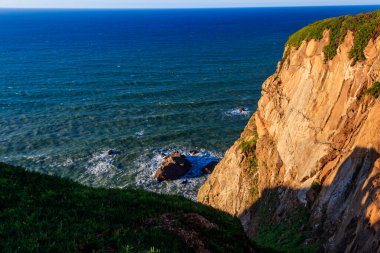 Cabo da Roca 'dan Atlantik Okyanusu manzarası. Cabo da Roca ya da Cape Roca, Portekiz, Avrupa kıtasının ve Avrasya 'nın en batı pelerinidir.