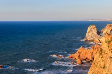 Cabo da Roca 'dan Atlantik Okyanusu manzarası. Cabo da Roca ya da Cape Roca, Portekiz, Avrupa kıtasının ve Avrasya 'nın en batı pelerinidir.
