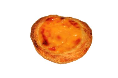 Portekiz kremalı pastası (pasteis de nata) beyaz arka planda izole edilmiştir.