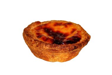 Portekiz kremalı pastası (pasteis de nata) beyaz arka planda izole edilmiştir.