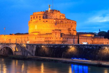 İtalya 'nın başkenti Roma' daki Castel Sant Angelo (Kutsal Melek Kalesi) olarak bilinen Hadrian mozolesinin gece manzarası