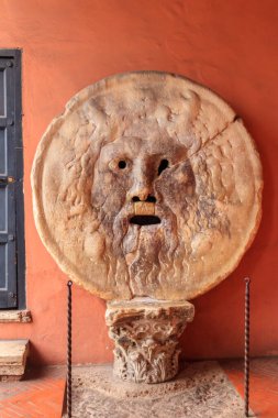 Gerçeğin Ağzı, İtalya 'nın Roma şehrinde, Cosettin Kilisesi' ndeki Santa Maria 'nın sol kapısının karşısında duran bir mermer maskedir.