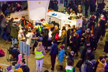 Varşova, Polonya - 9 Mart 2022: Gönüllüler Polonya 'nın Varşova kentindeki tren istasyonunda Ukraynalı mültecilere yardım ediyor