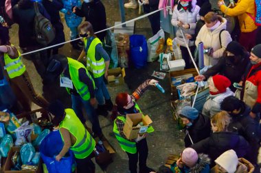 Varşova, Polonya - 9 Mart 2022: Gönüllüler Polonya 'nın Varşova kentindeki tren istasyonunda Ukraynalı mültecilere yardım ediyor