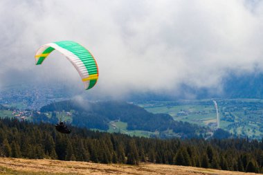 İsviçre 'nin İsviçre Alpleri' ndeki Niederhorn dağından paraglider uçuyor. Aktif yaşam tarzı ve ekstrem spor macerası kavramı