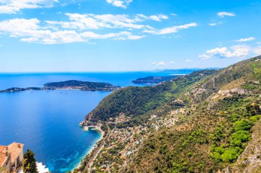 Fransa 'nın Riviera kentindeki Eze köyünün tepesinden Akdeniz kıyı şeridi manzarası