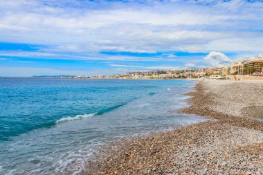 Fransa 'nın Nice kentindeki Promenade des Anglais yakınlarındaki kumsal manzarası