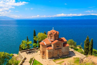 Kuzey Makedonya 'nın Ohri kentindeki Kaneo ve Ohri Gölü' ndeki Aziz John Kilisesi manzarası