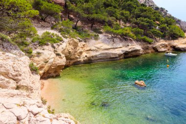 Fransa 'nın güneyinde Marsilya ve Cassis arasında Akdeniz kıyısındaki Calanque de Morgiou manzarası
