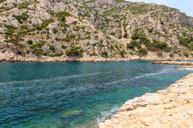 Fransa 'nın güneyinde Marsilya ve Cassis arasında Akdeniz kıyısındaki Calanque de Morgiou manzarası