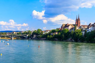 Basel şehrinin güzel panoramik manzarası ve İsviçre 'deki Ren nehri.