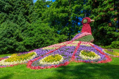 Tavuskuşu, Almanya 'nın Constance Gölü' ndeki Mainau adasındaki çiçeklerden yapılmıştır.