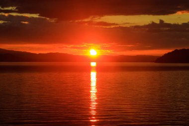 İsviçre 'de Thun Gölü' nde güzel bir gün batımı