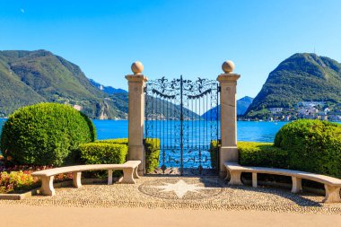 Lugano Gölü 'ne bakan eski demir kapı Ciani Park, Lugano, İsviçre