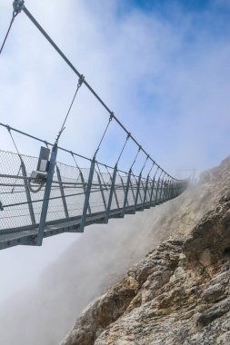 Titlis asma köprüsü, İsviçre 'nin Engelberg kentindeki Uri Alpleri' ndeki Titlis buzulunun tepesinden geçiyor. Avrupa 'nın en yüksek asma köprüsü