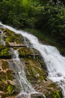 İsviçre, Brienz 'deki Brienz Gölü' ne Giessbach şelalesi akıyor.