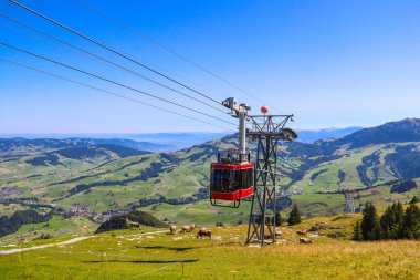 İsviçre 'nin Appenzell bölgesindeki İsviçre Alplerinde Wasserauen' den Ebenalp dağına kırmızı teleferik.