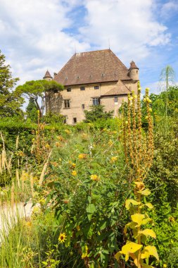 Yvoire Şatosu ve Fransa 'nın Yvoire şehrindeki Beş Duyusal Bahçe