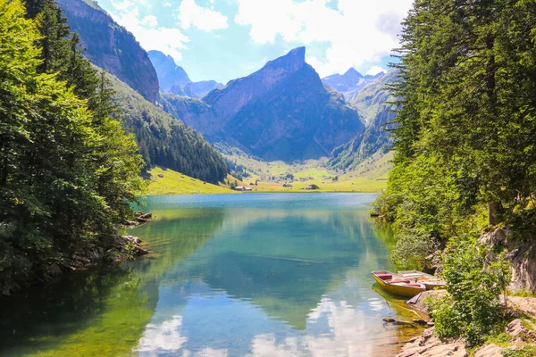 Vista Lago Seealpsee Perto Appenzell Cordilheira Alpstein Ebenalp Suíça — Fotografia de Stock