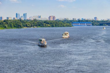 Turist gemileri Kiev 'deki Dinyeper nehrinde yelken açıyor.