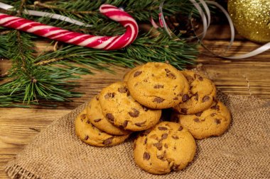 Tahta masada Noel süslemeli çikolata parçacıklı kurabiyeler.