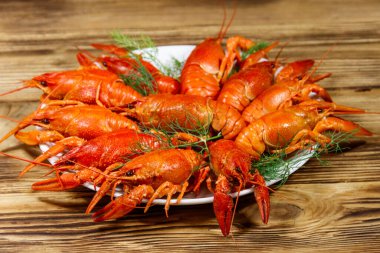 Ahşap masada kaynamış kerevit.