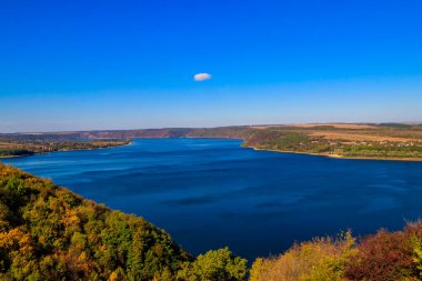 Sonbaharda Ukrayna 'daki Dinyester Nehri manzarası